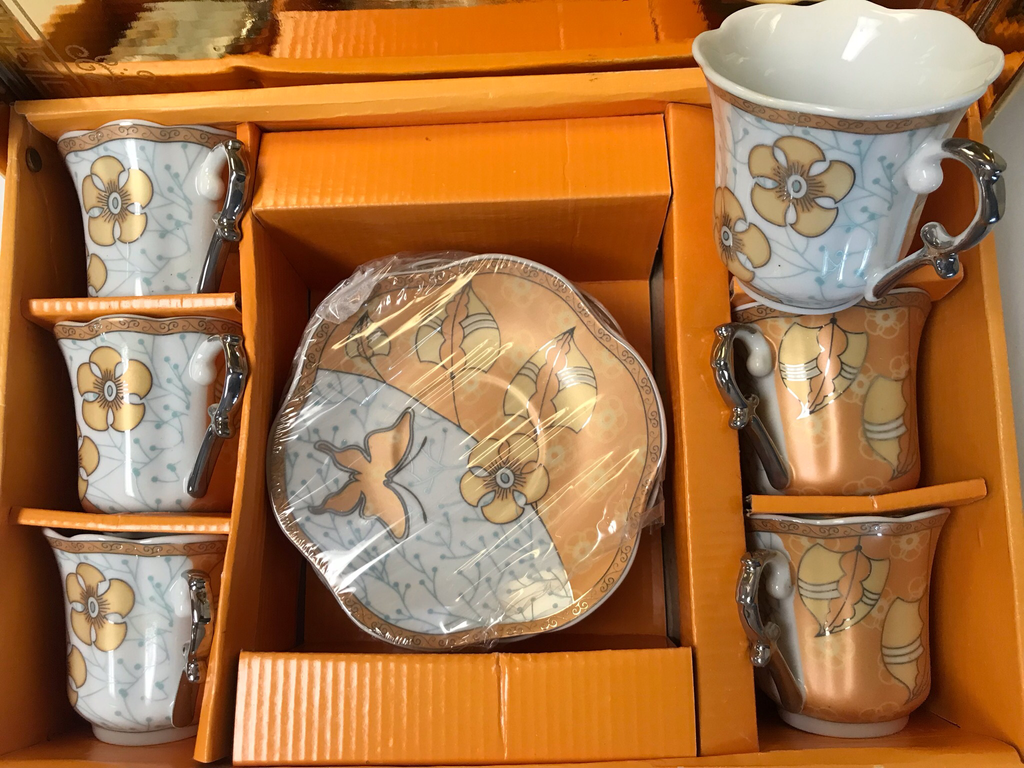 12 pcs cups & saucers gold box